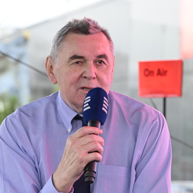 Václav Nedomanský na pódiu Radiožurnálu Sport ve fanzóně na MS v hokeji 2024 | foto: Khalil Baalbaki,  Český rozhlas