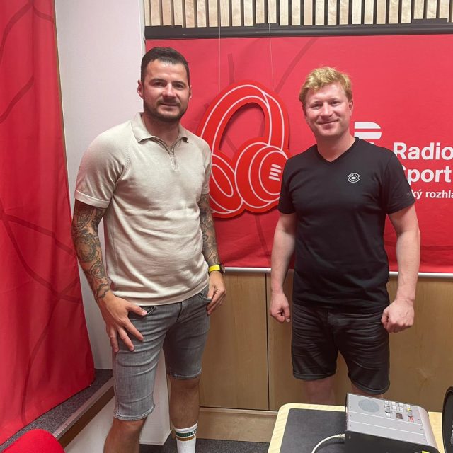 Fotbalista Daniel Pudil a moderátor Ladislav Hampl ve studiu Radiožurnálu Sport | foto: Barbora Dvořáková,  Český rozhlas