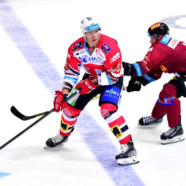 Pardubický Jan Košťálek v zápase se Spartou Praha | foto: Pavel Mazáč,  CNC / Profimedia Pardubický Jan Košťálek v zápase se Spartou Praha | foto: Pavel Mazáč,  CNC / Profimedia