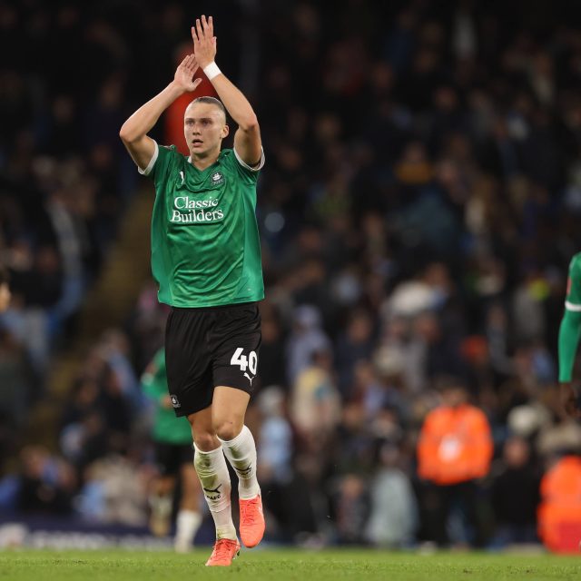 Maksym Talovjerov v dresu Plymouthu v duelu proti Manchesteru City | foto: Paul Currie ČTK / imago sportfotodienst