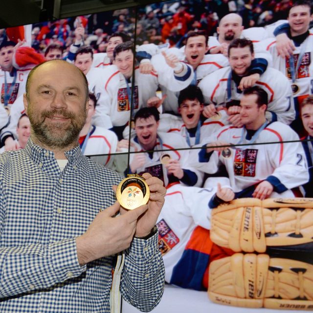 Hokejista Josef Beránek se zlatou olympijskou medailí z Nagana | foto: Jaroslav Legner,  CNC / Profimedia