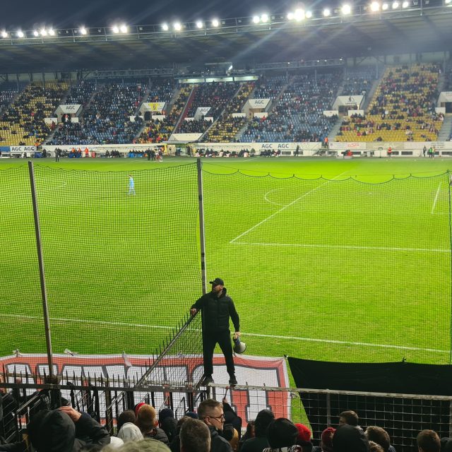 Reportér Radiožurnálu Sport už podruhé během sezony navštívil sektor hostů na teplických Stínadlech | foto: Jaroslav Plašil,  Český rozhlas