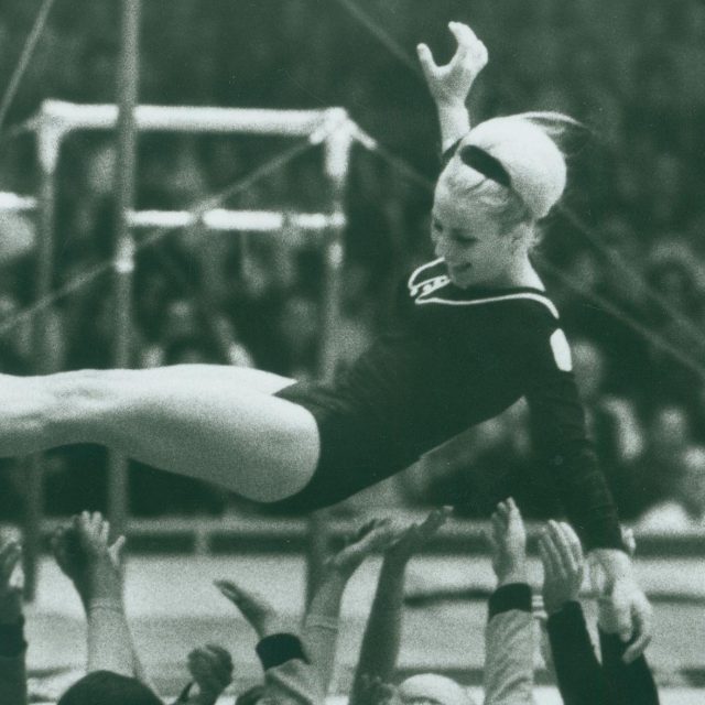 Věra Čáslavská po závodech na olympijských hrách v Mexiku 1968 | foto: eSbírky – kulturní dědictví on-line,  Národní muzeum - Historické muzeum,  CC BY 4.0