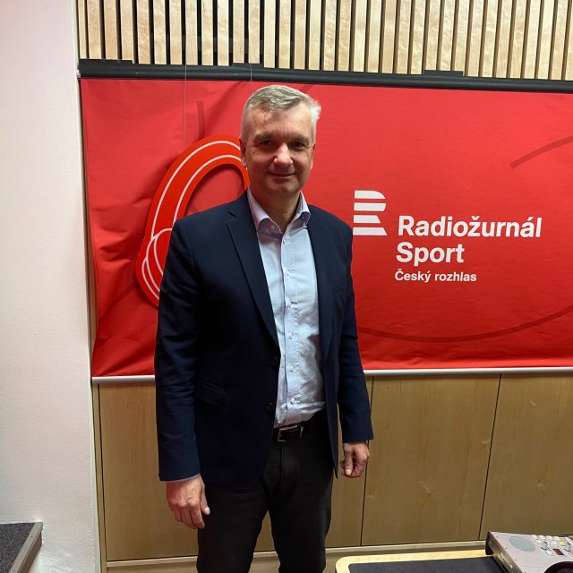 Školní inspektor Tomáš Zatloukal ve studiu Radiožurnálu Sport | foto: Český rozhlas