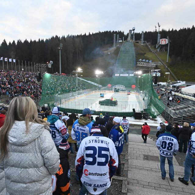 Extraligový zápas pod širým nebem v Klingenthalu | foto: Slavomír Kubeš,  ČTK
