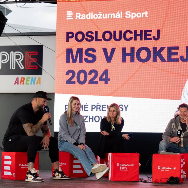 Na střeše Galerie Harfa se sešli Martin Hanzal a české reprezentantky Blanka Škodová a Michaela Pejzlová | foto: Zuzana Jarolímková,  iROZHLAS.cz