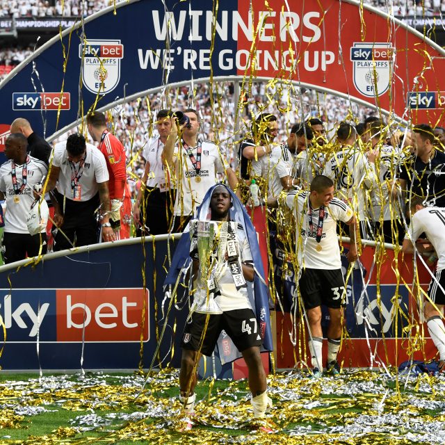 Hráči Fulhamu po postupu do Premier League nejspíše ještě využili euforie a v úvodním kole zaskočili Liverpool | foto: Tony O&#039;Brien,  Reuters