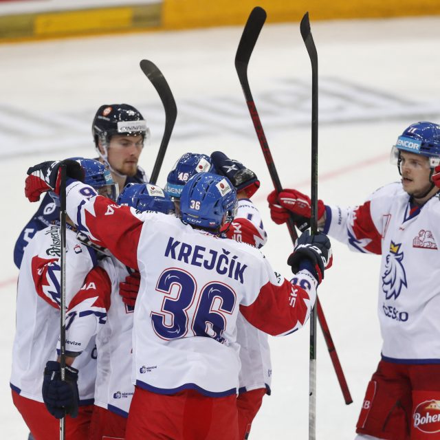 Čeští hokejisté slaví gól | foto: David W Cerny,  Reuters