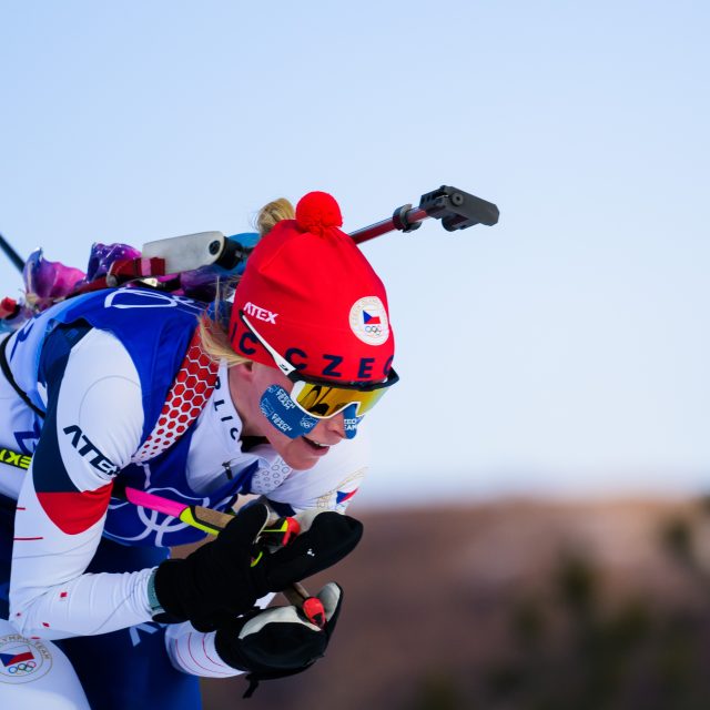 Markéta Davidová na olympiádě ve vytrvalostním závodě na 15 kilometrů | foto: Athit Perawongmetha,  Reuters