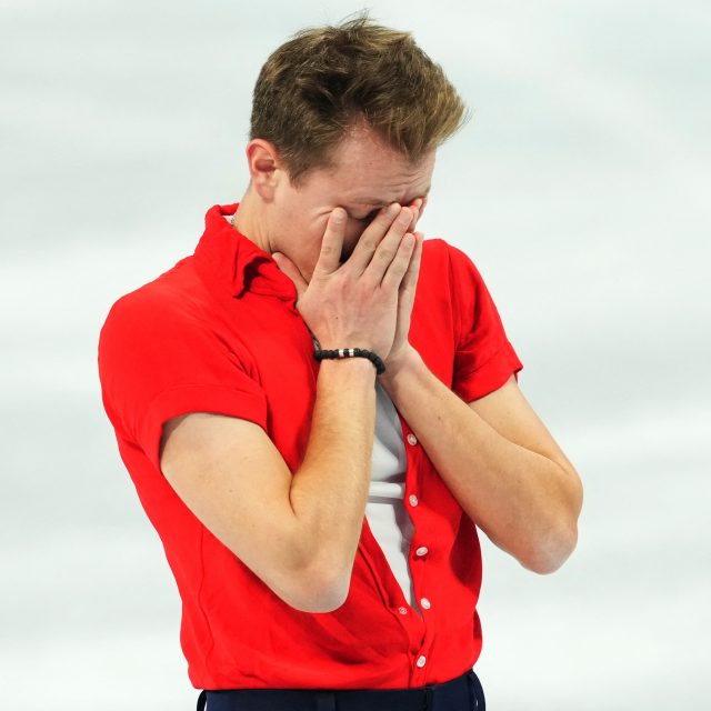 Krasobruslař Michal Březina na olympijských hrách v Pekingu pokazil krátký program a poprvé v kariéře nepostoupil na vrcholné akci do volných jízd | foto: Aleksandra Szmigiel,  Reuters