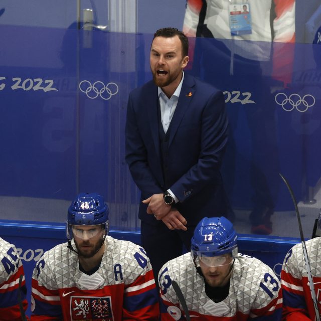 Filip Pešán na lavičce národního týmu při duelu se Švýcarskem | foto: Reuters