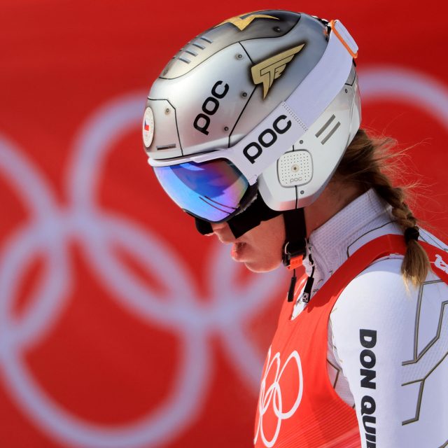 Ester Ledecká v úterý druhou medaili na letošních olympijských hrách nezískala. V lyžařském sjezdu sice na mezičasech vedla,  ale ve druhé polovině chybovala | foto: Wolfgang Rattay,  Reuters
