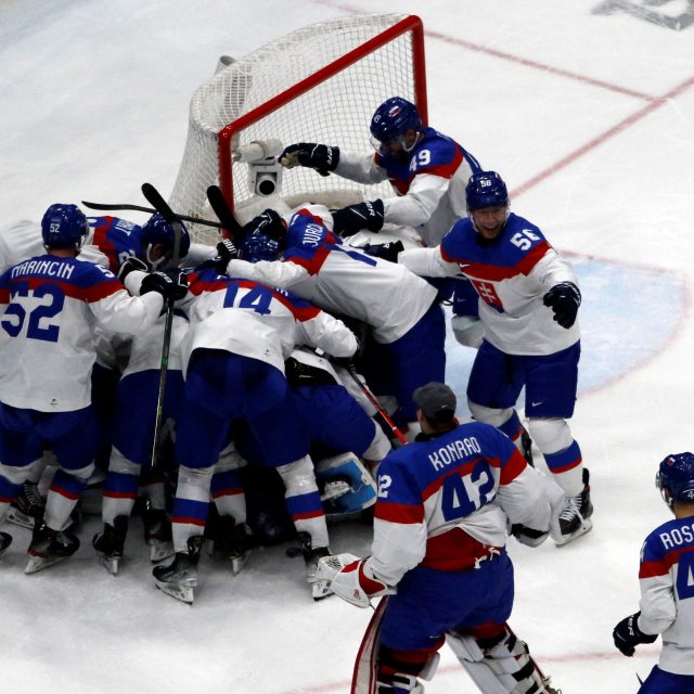 Hokejisté Slovenska se radují po postupu do semifinále olympijského turnaje | foto: Reuters