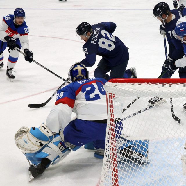 Finové ohrožují bránu Slovenska v zápase semifinále olympijského turnaje | foto: Brian Snyder,  Reuters
