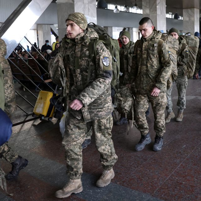 Ukrajinští vojáci na vlakovém nádraží v Kyjevě | foto: Reuters