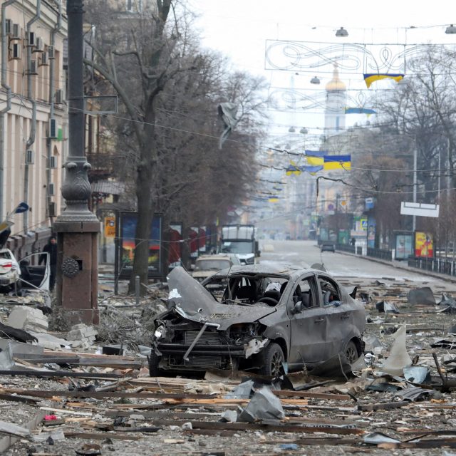 Centrum Charkova nedaleko budovy oblastní správy,  která byla podle ukrajinských úřadů zasažená ruskými raketami | foto: Reuters