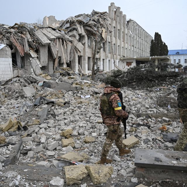 Zničená budova školy. Následky ruského bombardování na Ukrajině  (ilustrační snímek) | foto: Viacheslav Ratynskyi,  Reuters