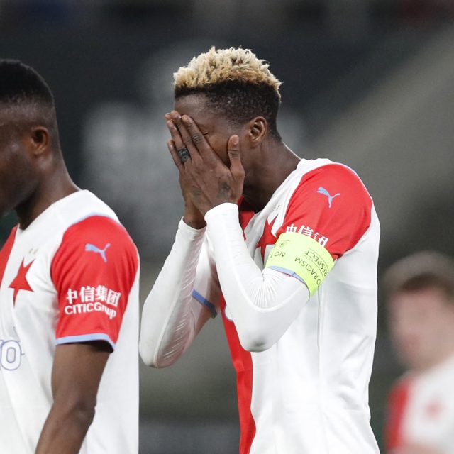 Zklamání fotbalistů Slavie Praha po remíze s Viktorií Plzeň. Boj o titul pokračuje | foto: Reuters