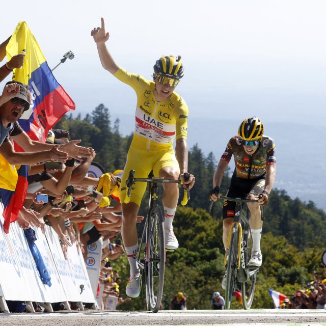 Třítýdenní etapový závod Tour de France přináší mnoho příběhů a zajímavých okamžiků. Připomeňte si je s námi | foto: Gonzalo Fuentes,  Reuters