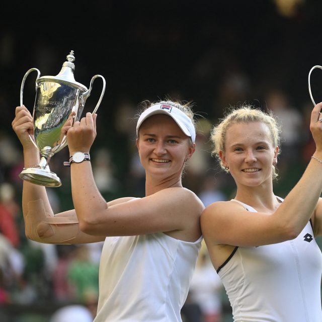 Barbora Krejčíková a Kateřina Siniaková se svými trofejemi pro vítězky | foto: Toby Melville,  Reuters