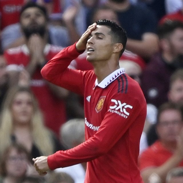 Cristiano Ronaldo zůstává v Manchesteru United. Jinak se ale dveře v letním přestupovém okně v Premier League netrhly. Jaké transfery rezonovaly na ostrovech? | foto: Reuters