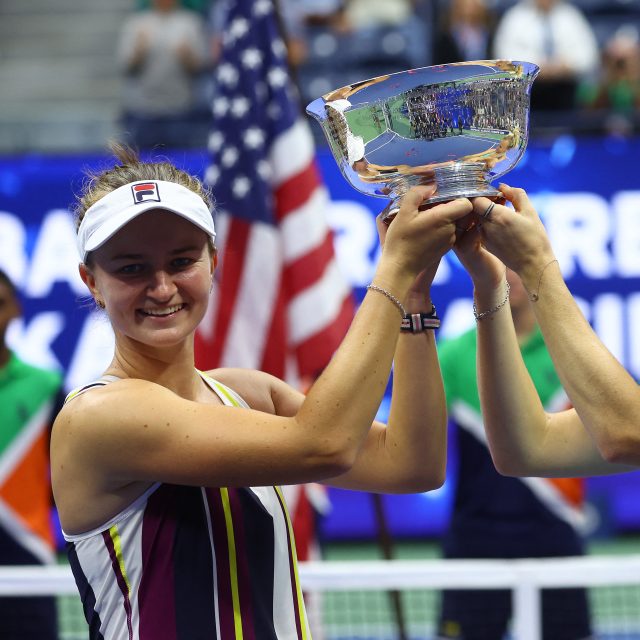 Barbora Krejčíková a Kateřina Siniaková s trofejí pro vítězky US Open | foto: Mike Segar,  Reuters