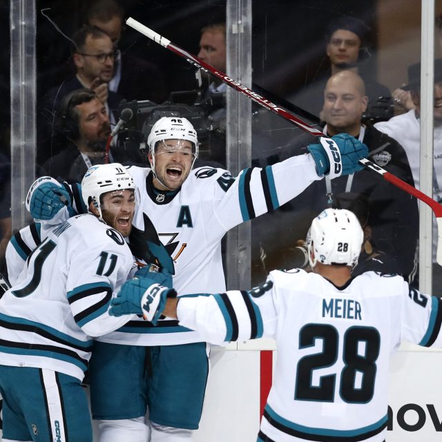 Tomáš Hertl se raduje ze svého gólu na 1:1 v prvním utkání NHL v Praze proti Nashville | foto: David W Cerny,  Reuters