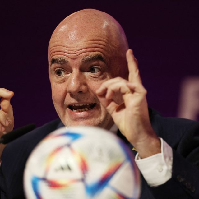 Přátelské utkání mezi fotbalovými legendami a pracovníky šampionátu řídil Gianni Infantino | foto: Reuters