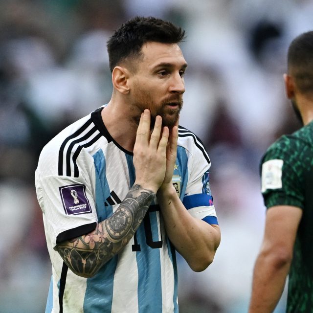 Zklamaný Lionel Messi po šokující porážce se Saúdskou Arábií | foto: Reuters