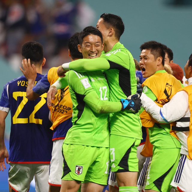 Japonští fotbalisté slaví výhru nad Německem | foto: Reuters