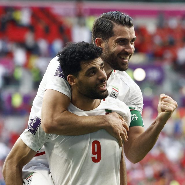 Íránští fotbalisté díky dvěma gólům v nastavení udolali Wales | foto: Amanda Perobelli,  Reuters