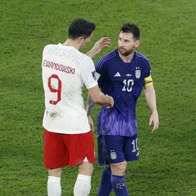Po zápase Polska a Argentiny byly spokojené obě hvězdy svých týmů Robert Lewandowski a Lionel Messi. | foto: Reuters