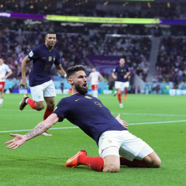 Francouzský útočník Olivier Giroud při zápase s Polskem přepisoval rekordy | foto: Olimpik/NurPhoto,  Reuters