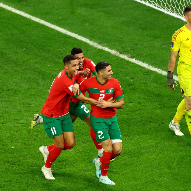 Fotbalisté Maroka dělají fanouškům velkou radost. Není divu,  že ulice Dauhá zaplavili lidé v červených dresech a šálách | foto: Lee Smith,  Reuters
