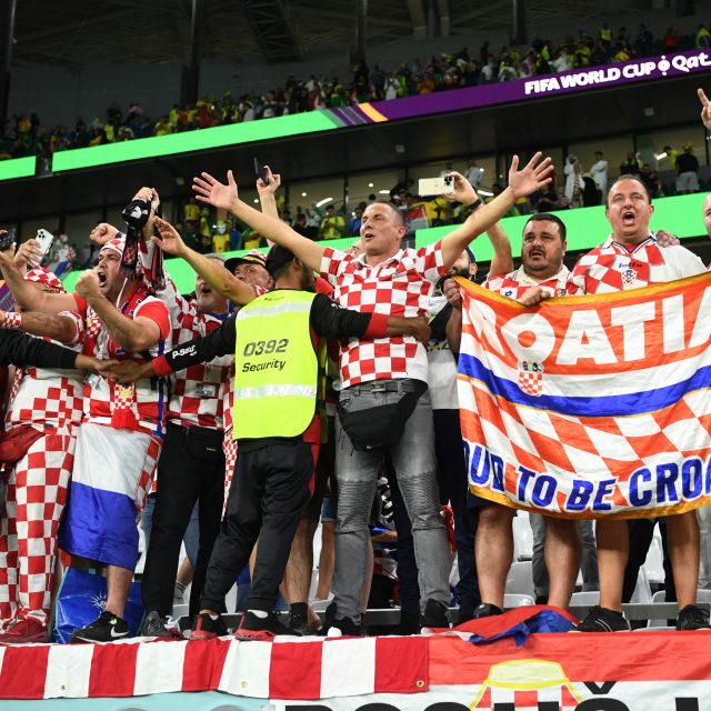 Chorvatští fanoušci v zápase s Brazílií | foto: Annegret Hilse,  Reuters