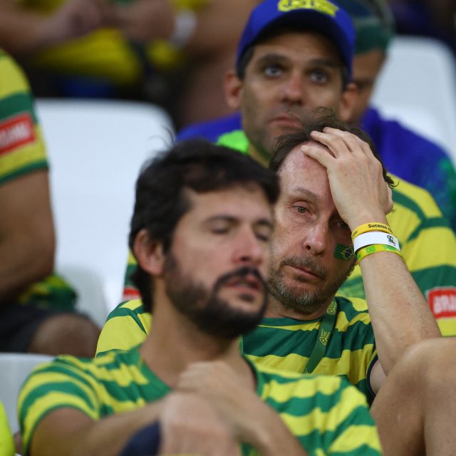 Smutní brazilští fanoušci po porážce ve čtvrtfinále | foto: Hannah McKay,  Reuters