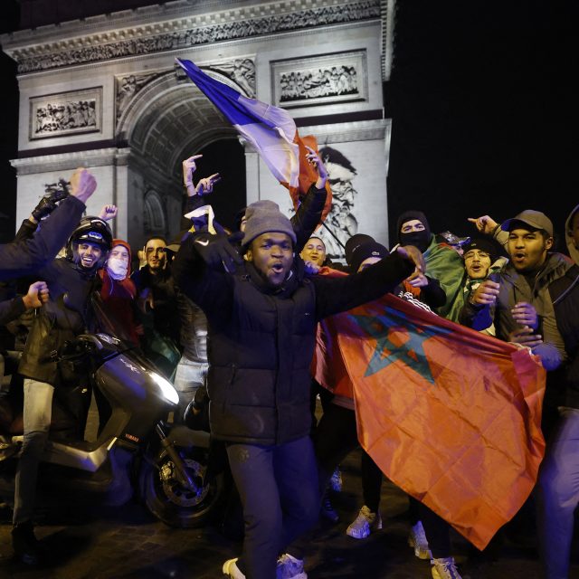 Policisté v Paříži očekávají,  že semifinálový duel mezi Francií a Marokem může způsobit nepokoje mezi příznivci obou táborů | foto: Reuters