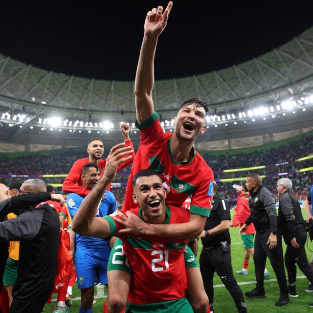 Fotbalisté Maroka slaví postup do semifinále mistrovství světa. Jejich fanoušci byli během celého šampionátu ve velkolepé euforii | foto: Carl Recine,  Reuters