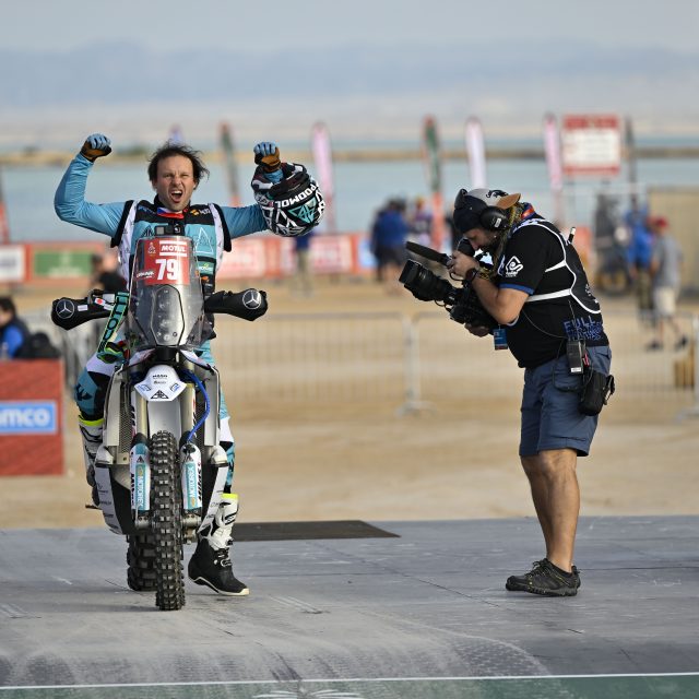 Libor Podmol v cíli prologu na letošním ročníku rallye Dakar | foto: Reuters