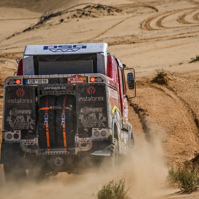 Závodní kamion Aleše Lopraise,  Petra Pokory a Jaroslava Valtra na Rallye Dakar v roce 2023 | foto: Gigi Soldano,  Reuters