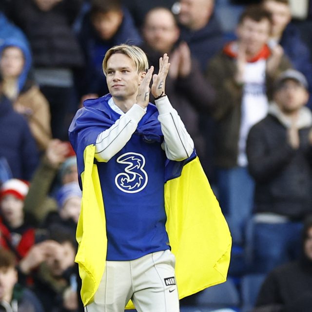 Michail Mudryk při svém představení na Stamford Bridge | foto: Peter Cziborra,  Reuters