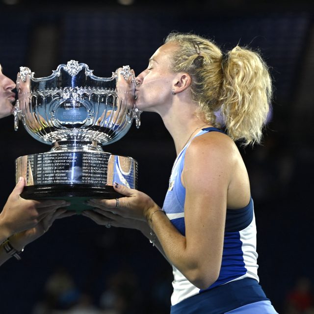Barbora Krejčíková a Kateřina Siniaková s trofejí pro vítězky Australian Open. | foto: Jaimi Joy,  Reuters