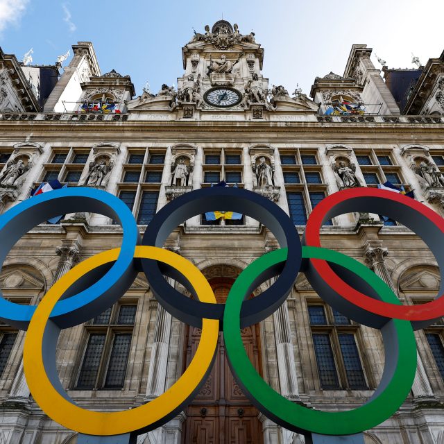 Olympijské kruhy před Hotel de Ville v Paříži | foto: Gonzalo Fuentes,  Reuters