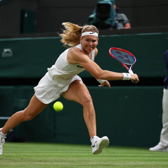 Marie Bouzková vybojovala ve Wimbledonu postup do osmifinále. V něm narazí na Markétu Vondroušovou | foto:  © Toby Melville,  Reuters