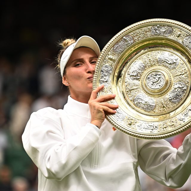 Markéta Vondroušová s trofejí pro vítěze Wimbledonu | foto: Dylan Martinez,  Reuters