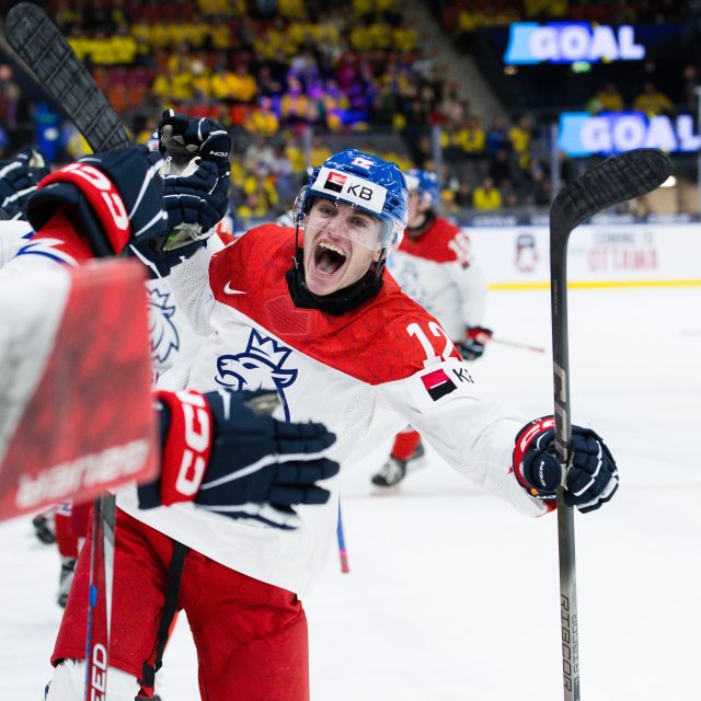 Dominik Rymon slaví gól,  kterým Češi zvýšili na 7:5 nad Finskem | foto: Michael Erichsen/Bildbyran/Sipa USA,  Reuters