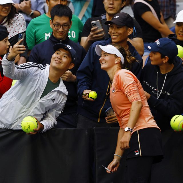 Barbora Krejčíková pózuje fanouškovi na selfie | foto: Reuters
