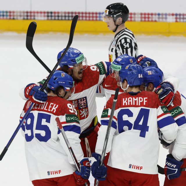 Češi slaví vyrovnávací gól proti Dánsku,  který vstřelil Jan Rutta | foto: Gabriel Kuchta,  Reuters