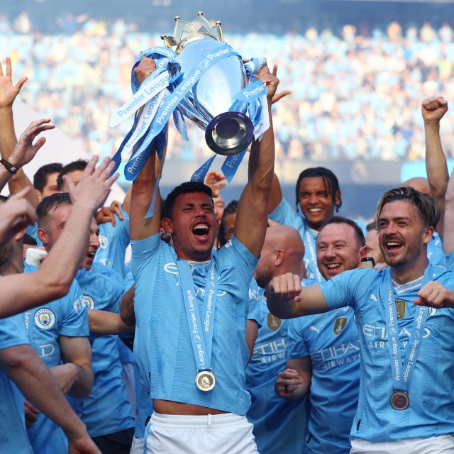 Fotbalisté Manchesteru City slaví čtvrtý titul v Premier League v řadě | foto: Reuters