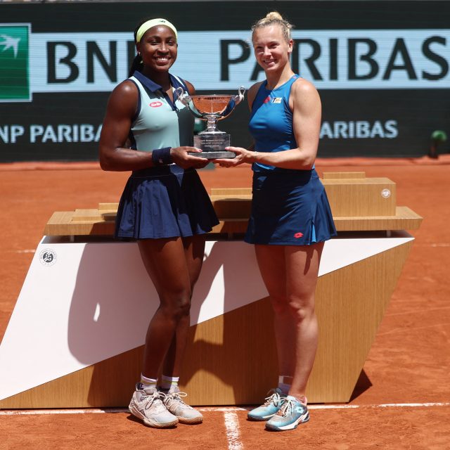 Cori Gauffová  (vlevo) a Kateřina Siniaková s trofejí pro vítězky čtyřhry na Roland Garros | foto:  Yves Herman,  Reuters